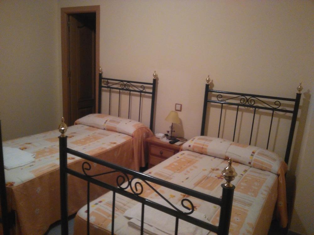 Hostal Miraflor De Las Cadenas Cuacos De Yuste Ngoại thất bức ảnh